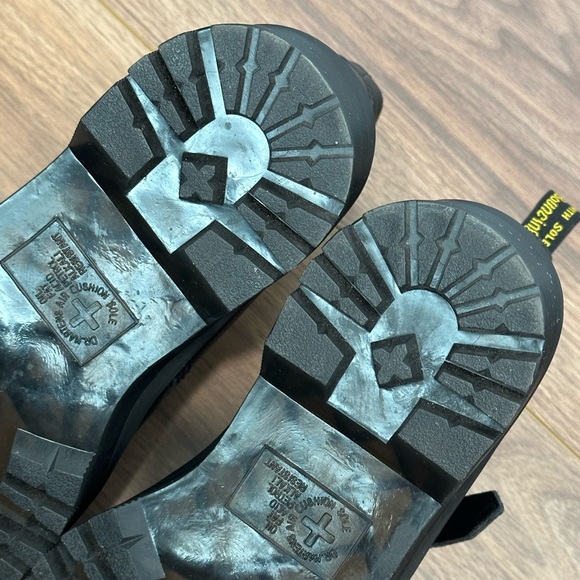 Dr. Martens Devon Flower Buckle Leather Platform Boots in Black Size 8.5 - Picture 15 of 16